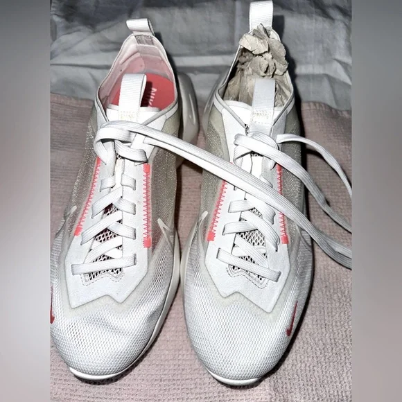 Nike Vista Lite Women’s Casual Shoes White and Orange Size New Never Worn